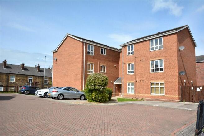 2-bed flat on Farrier Way, Robin Hood, Wakefield, West Yorkshire, £135,000