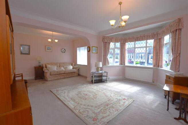 38 Montrose Avenue reeption room1.JPG