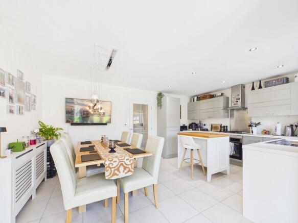 4 bed Detached for sale Image 11