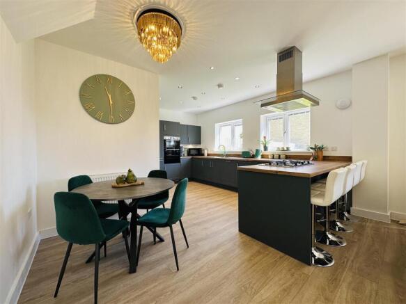 4 bed Detached for sale Image 8