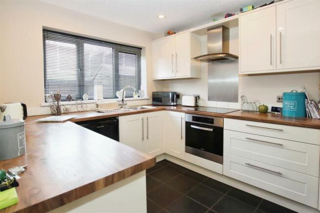 FITTED KITCHEN