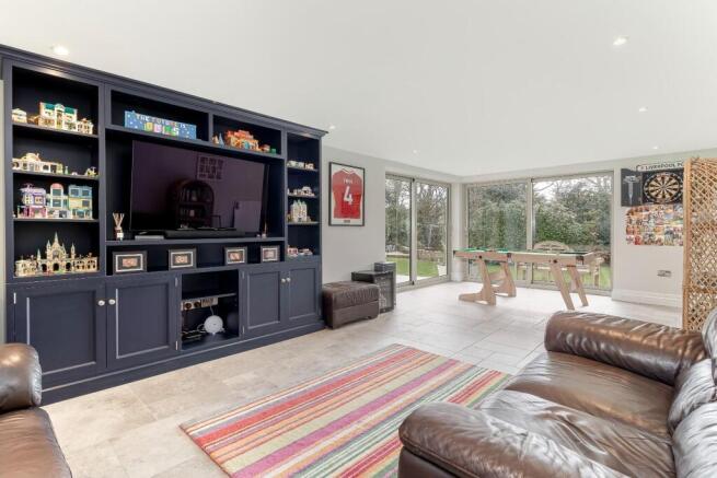 6 bed House for sale Image 4