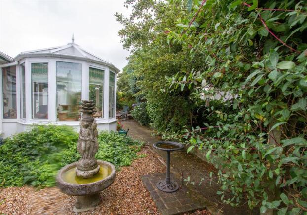 rear gdn 1.jpg