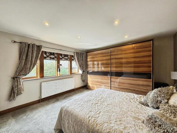 4 bed Detached for sale Image 7