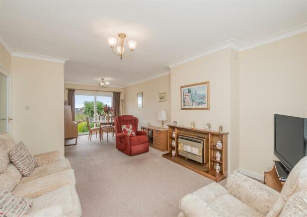Living Room / Dining Area: