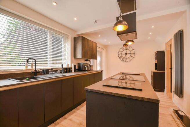 3 bed Semi-Detached for sale Image 6