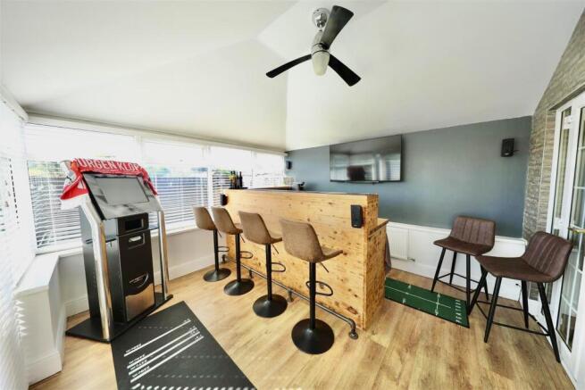 6 bed Detached for sale Image 8