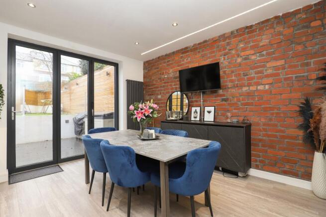 4 bed Semi-Detached to rent Image 5