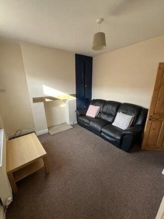2 bed Terraced to rent Image 2