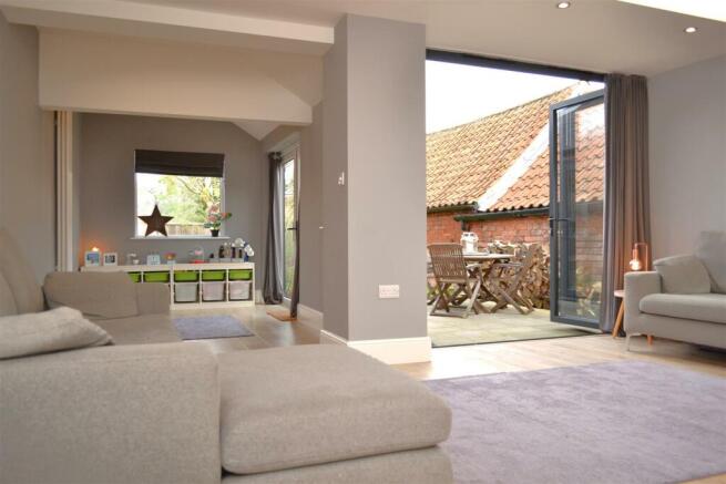 SNUG/DINING AREA