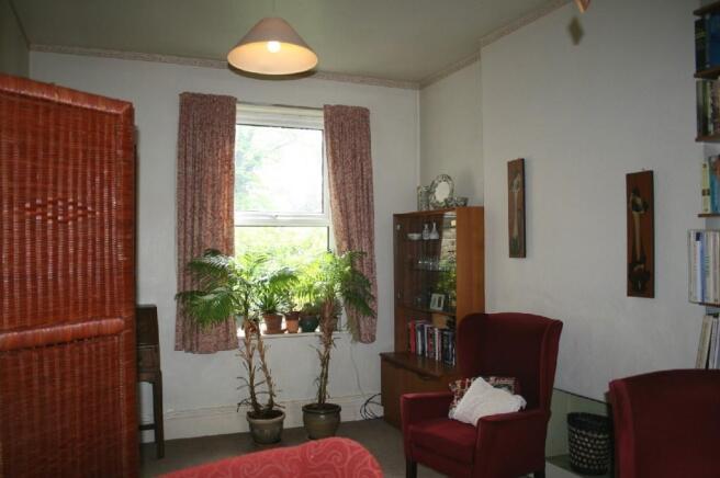 LOUNGE TO REAR