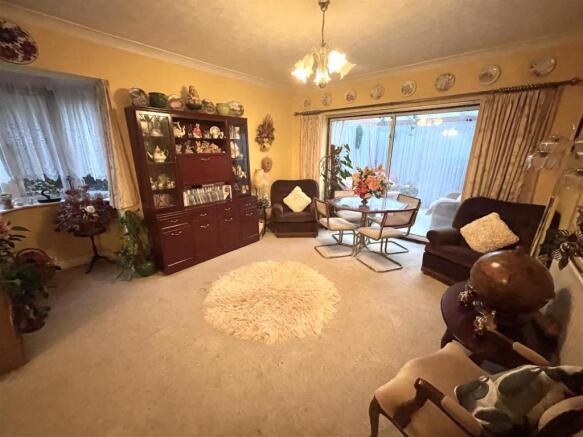 BAY FRONTED DINING ROOM :