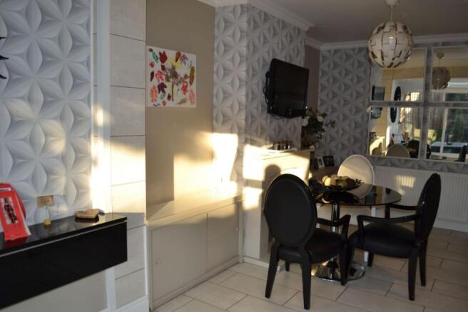 KITCHEN/DINING ROOM
