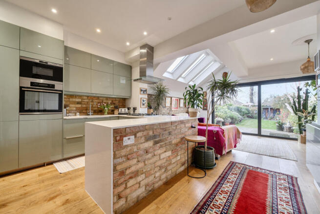 1433975-5-69bd894...