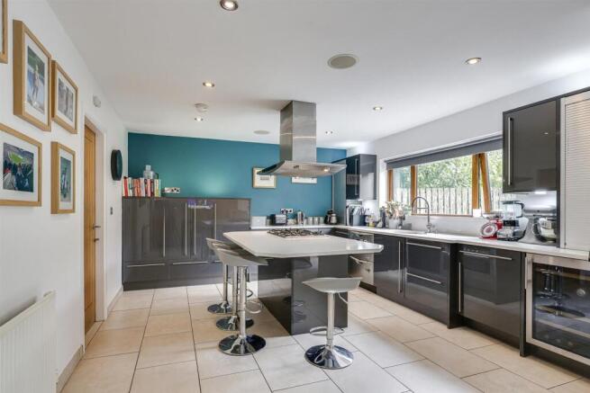 5 bed Detached for sale Image 5