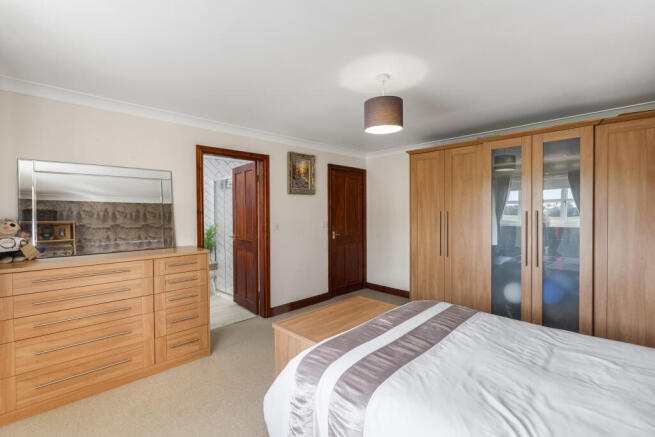 5 bed Detached for sale Image 11