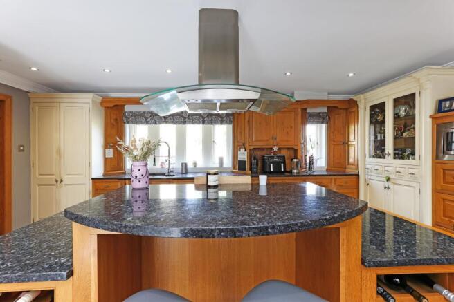5 bed Detached for sale Image 6