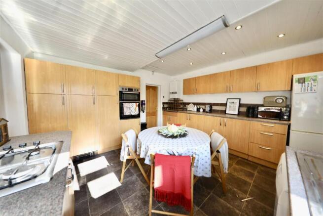 5 bed Detached for sale Image 9