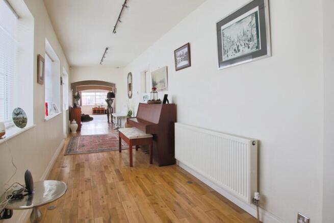5 bed Detached for sale Image 9