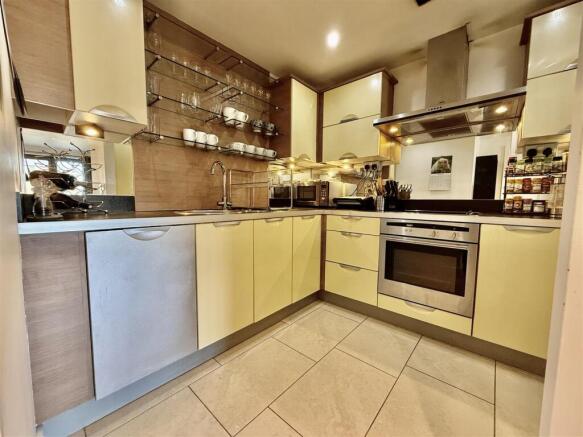 LOUNGE/KITCHEN