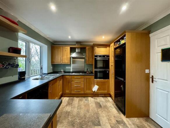 4 bed Detached for sale Image 7