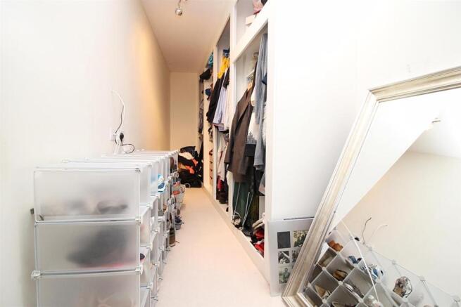 walk in wardrobe.JPG