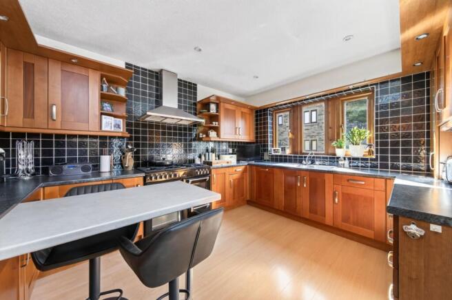 5 bed Detached for sale Image 3