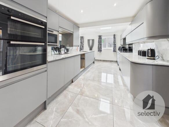 4 bed Detached for sale Image 7