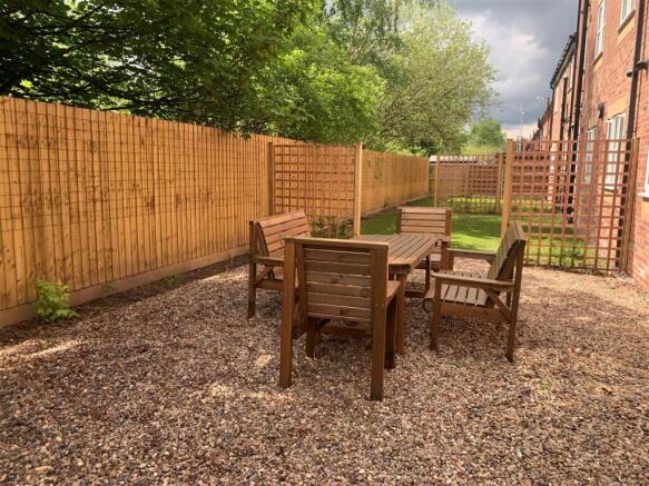 2 bed Apartment to rent Image 10