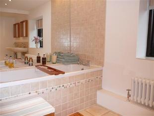 EN-SUITE BATHROOM