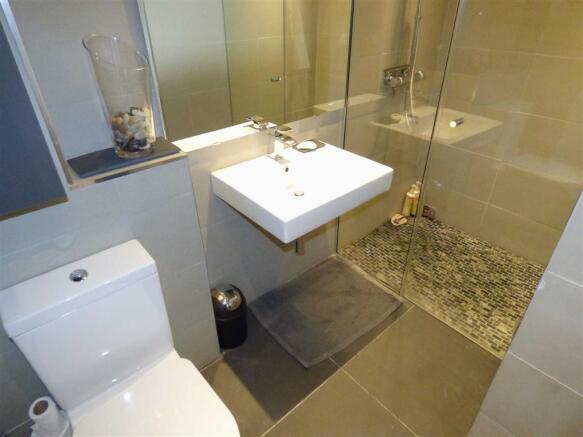 EN SUITE SHOWER ROOM