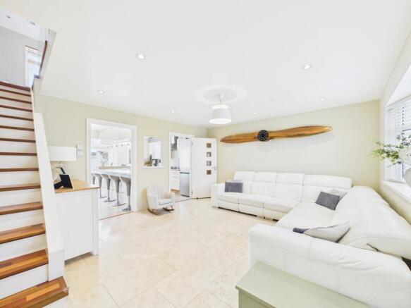 CAM02136G0-PR0576-STILL008