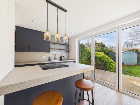 CAM04693G0-PR0103...