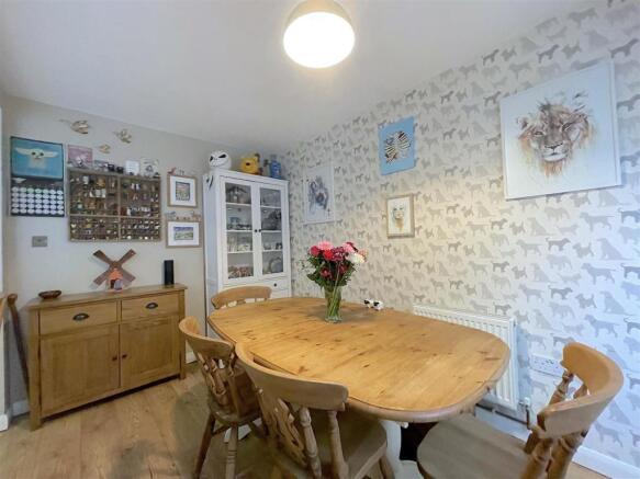 Dining Area (2).jpeg