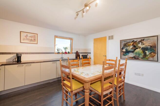 KITCHEN / DINING