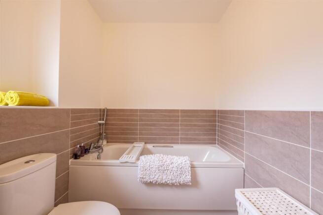 044-2_Hunterfield_Place_Carluke_ML84GY.jpg