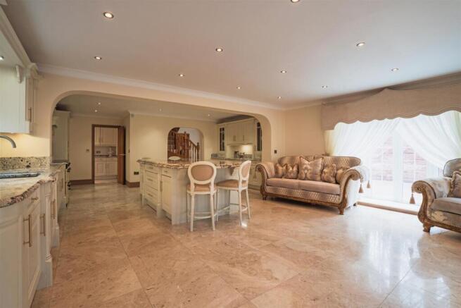 4 bed Detached for sale Image 7
