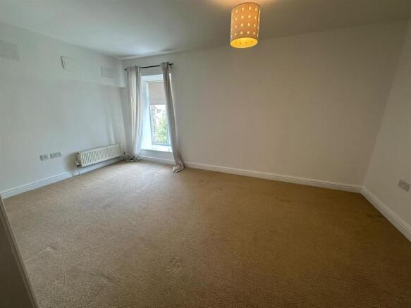 2 bed Apartment to rent Image 12