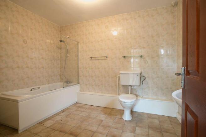 Ground fl bath...