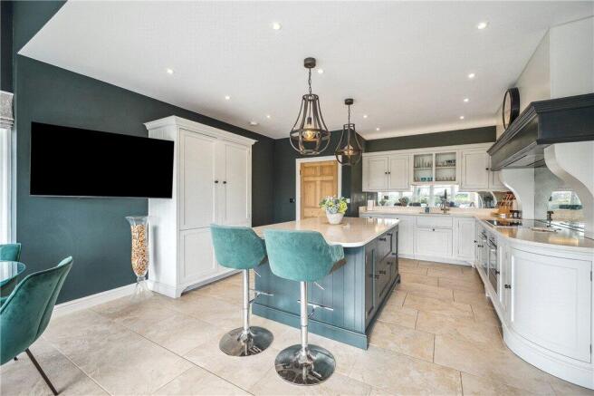 5 bed Detached for sale Image 6