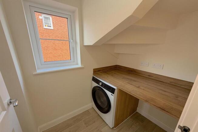 4 bed Detached to rent Image 8