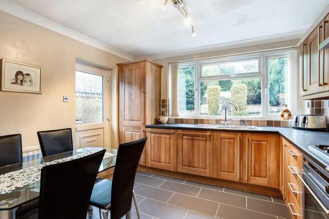 KITCHEN/DINING...