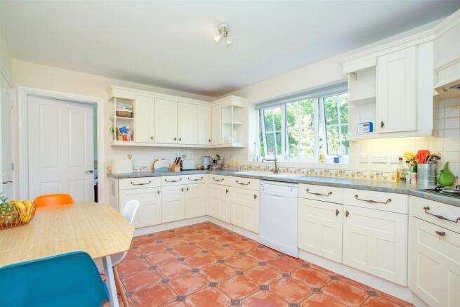 Kitchen 2.jpg