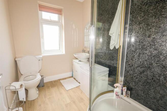 2 bed Apartment to rent Image 4