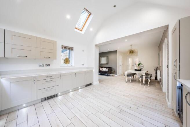 5 bed Detached for sale Image 8