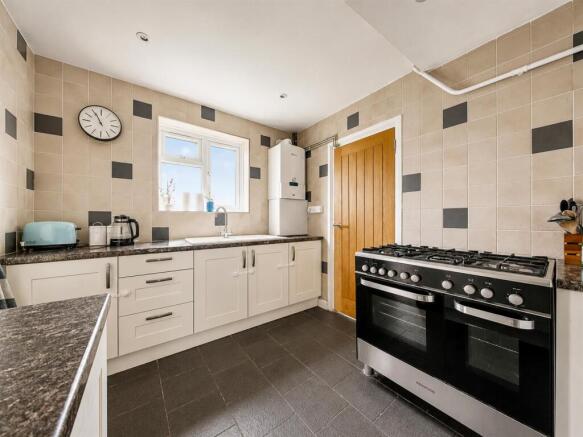 Kitchen (2).jpg