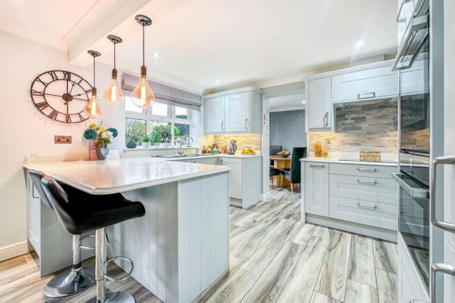 5 bed Detached for sale Image 11