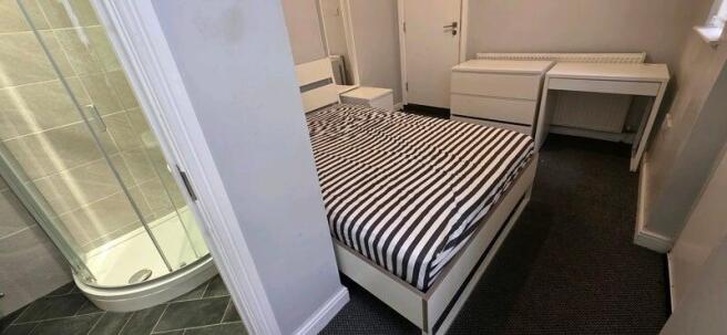 Compact double bedroom with ensuite and desk...