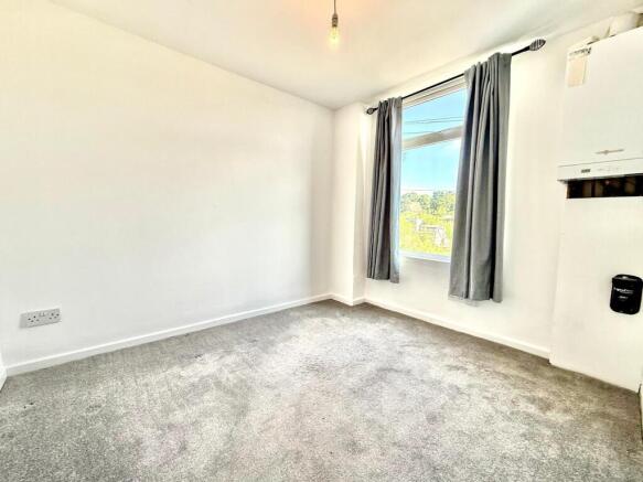 3 bed Terraced to rent Image 12
