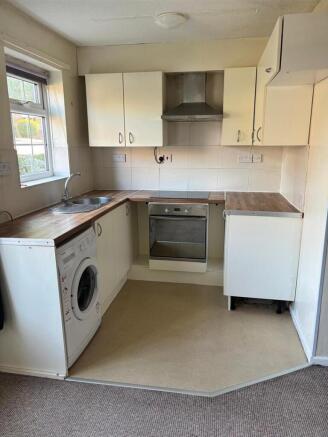 27 St Peters Close - Kitchen.jpg
